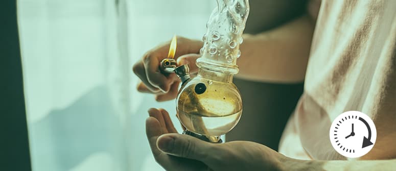 Cómo limpiar un bong o un bubbler (varios métodos)