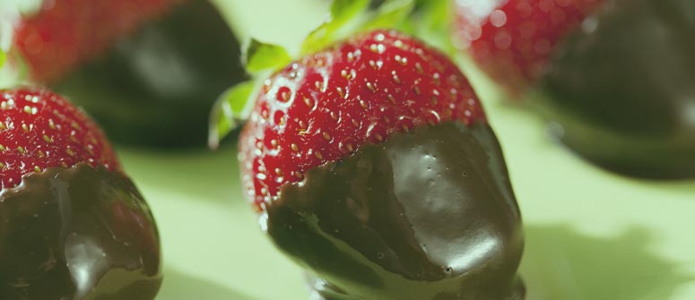 Cómo hacer fresas bañadas en chocolate con marihuana