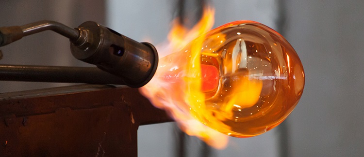 Les bangs en verre naissent dans une bulle de verre